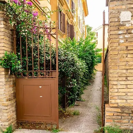 Clivo's 1 Buddyrent Apartment Rom